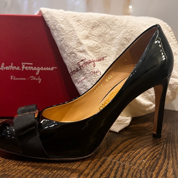 Salvatore Ferragamo Leather Bow Accent Pumps - Picture 4 of 12